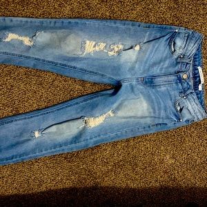Super comfortable fit! High rise blue jeans, size 9/10. True to size!